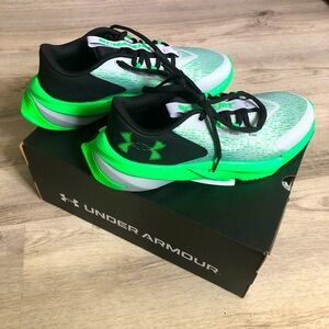 NWT Under Armour Scramjet 5 Boys Size 7